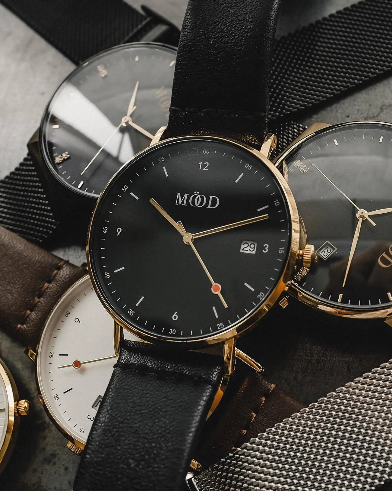 Montre minimaliste cavalier's en cuire noire avec date
