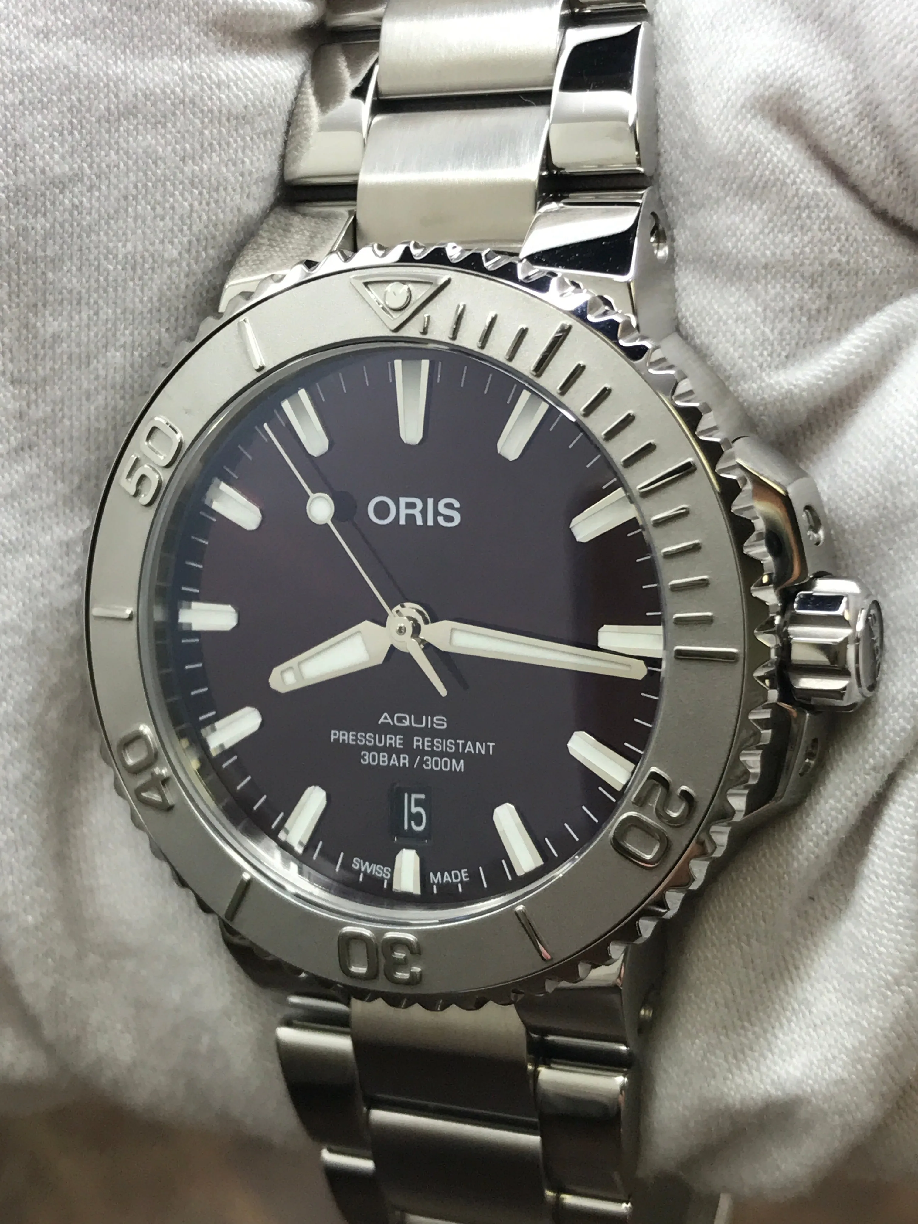 Oris Aquis Date Relief 01.733.7766.4158 Red Cherry Dial Automatic Men's Watch