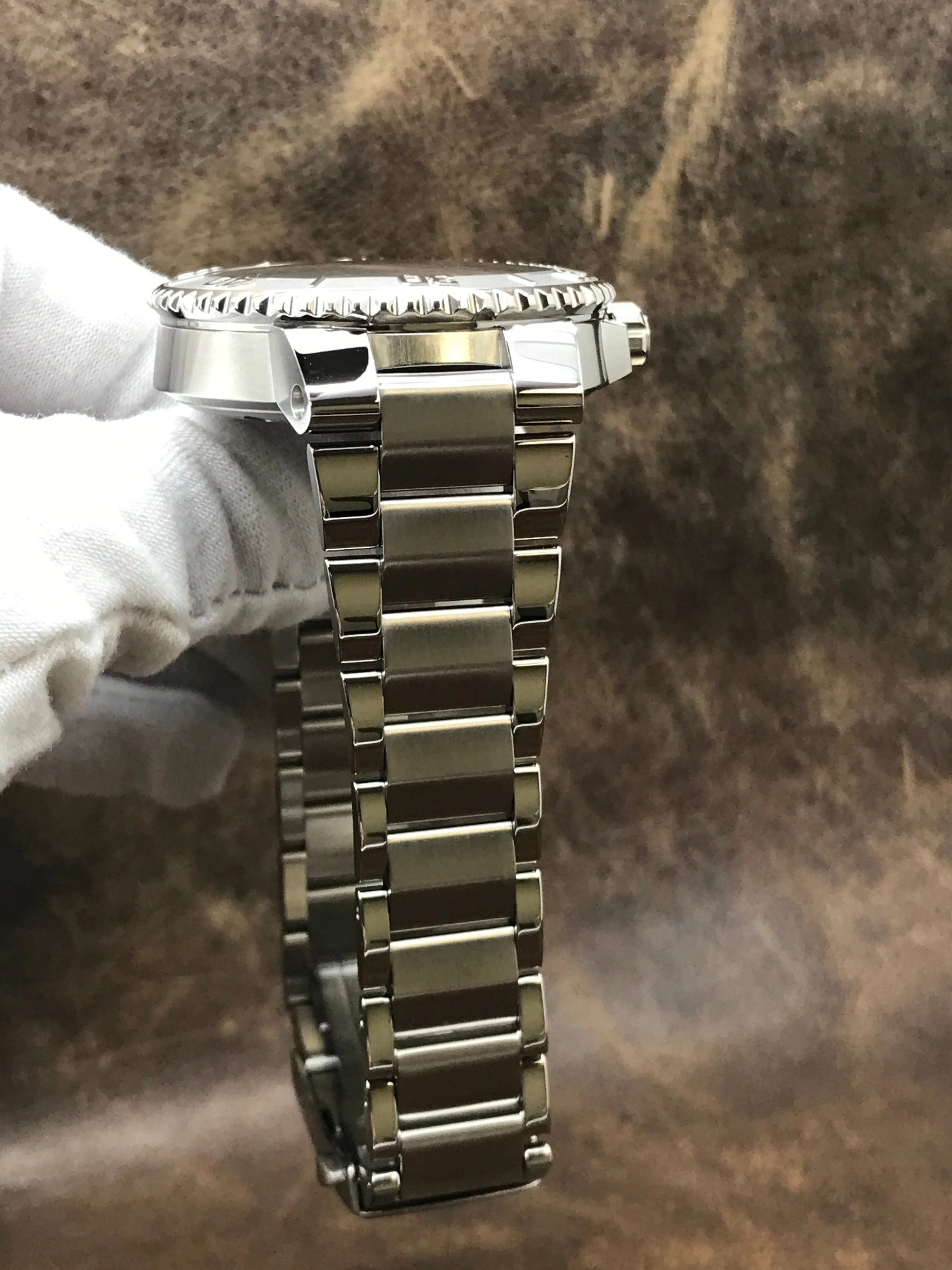 Oris Aquis Date Relief 01.733.7766.4158 Red Cherry Dial Automatic Men's Watch