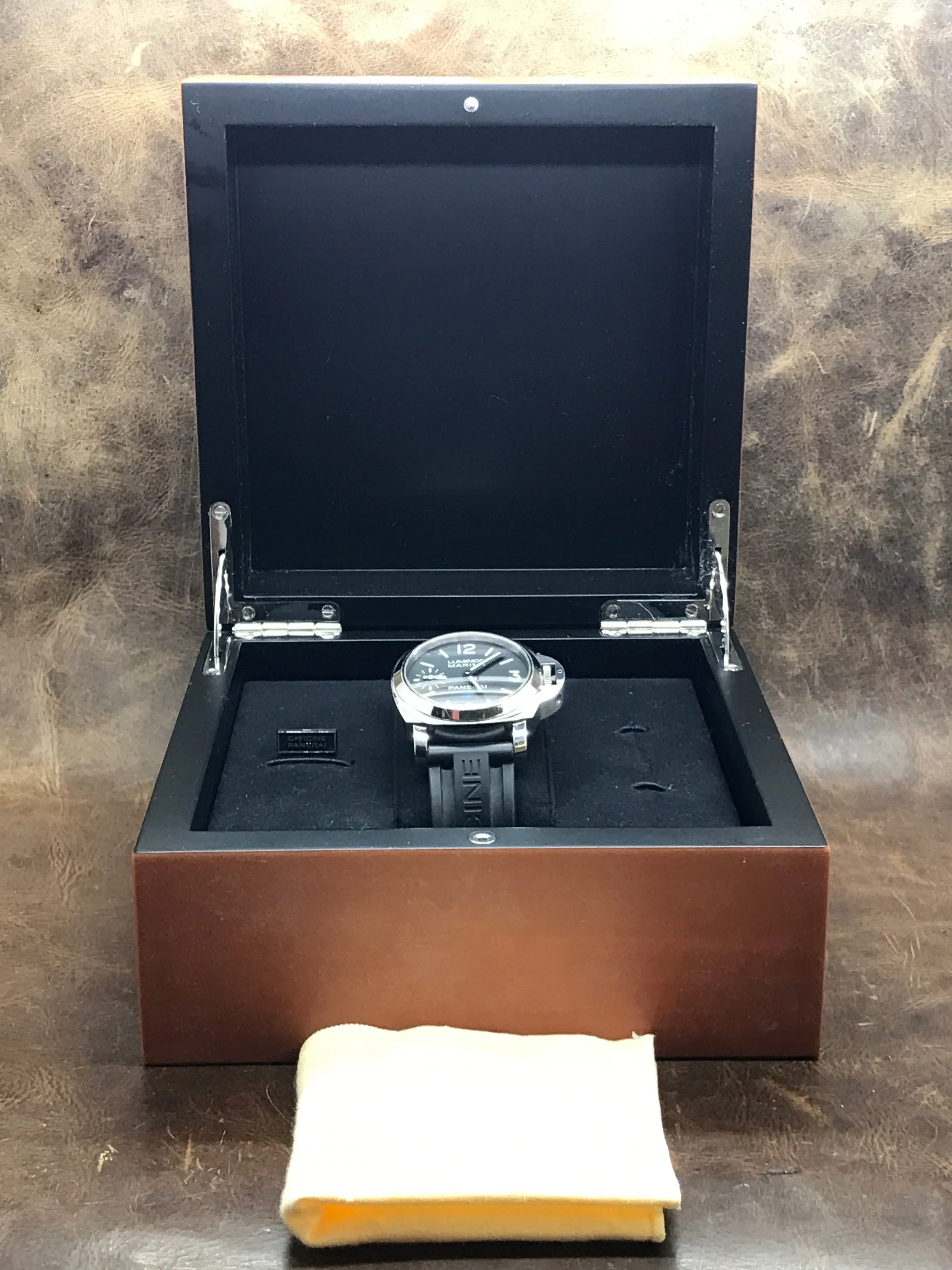 Panerai Luminor PAM00777 Black Dial Hand-wound Men's Watch