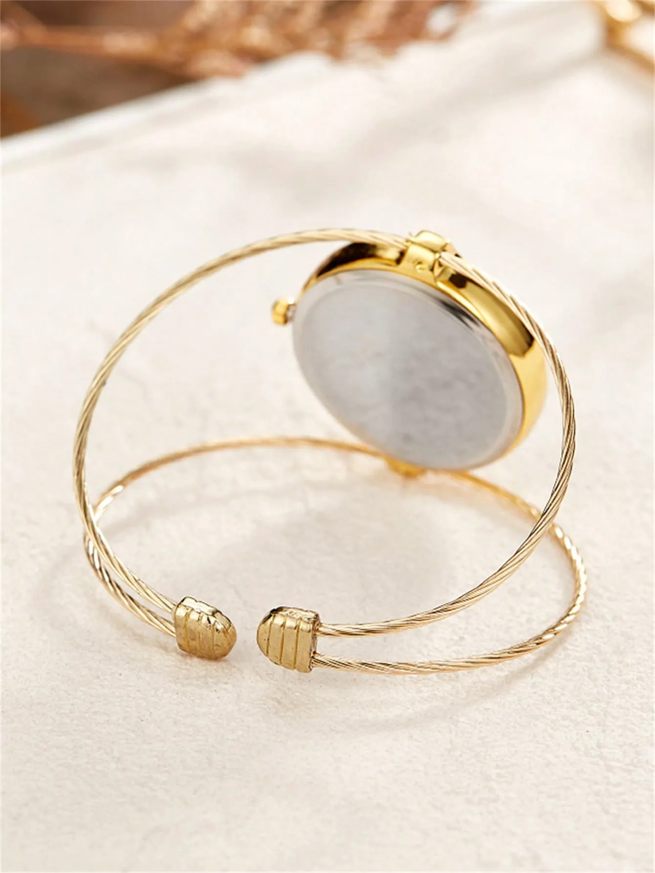 Round Pointer Quartz Watch - Gold